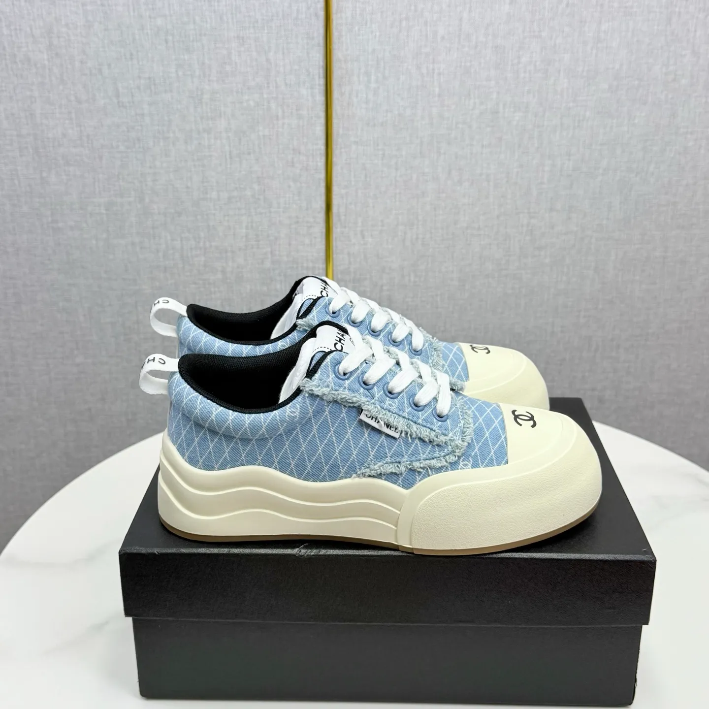 👟👟Ex-factory price 600👟👟Chanel Panda Shoes! 2025 counter's top casual sports shoes, this classic design; the upper is in the style of electric embroidery with various techniques; the outsole is fashionable and sporty; the unusual inclusion of a variety of color matching elements... The diversified mix and match is very good-looking and versatile, and can be used for leisure, fashion, sports, and outdoor... ꫛꫀꪝ Go➫ Materials: ❶Upper made of: original imported first-layer silk cowhide + original version waterproof cloth + original first-layer cowhide ❷Inner lining: Original Yangli+wang ❸ Outsole based on: Original TPU combination outsole Counter boutique packaging complete set for women 35–41